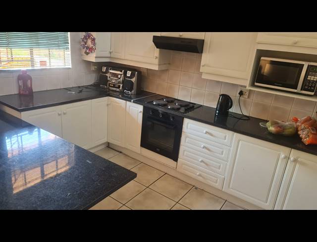 3 BEDROOM TOWNHOUSE FOR SALE IN PROTEA PARK